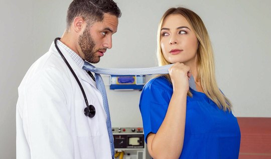 The doctor in the examination Fucks appetizing blonde in a w...