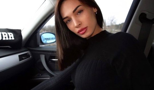 Russian brunette in the car gave the man a deep Blowjob on c...