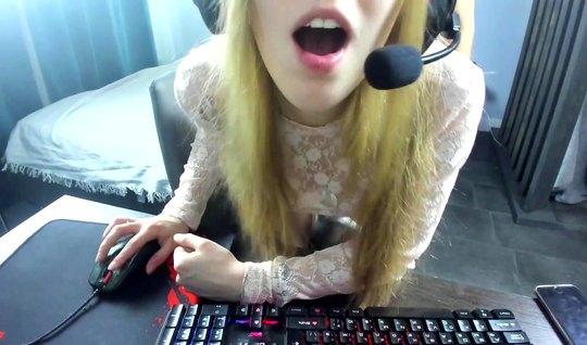 Русская блондинка во время домашнего секса играет в компьюте...