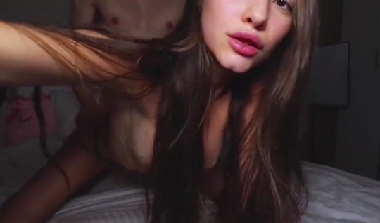 Жена в трусиках на кровати показывает русское домашнее порно