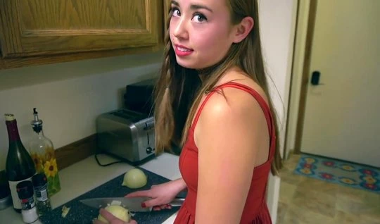 Девица в красном платье на кухне готова к жесткому домашнему...