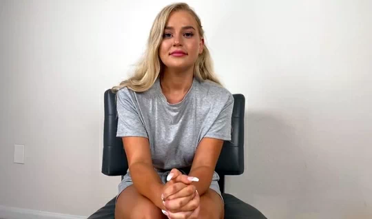 Casting leads blonde to big cock sports producer on sofa...