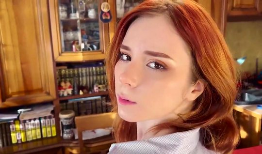 Redhead girl substitutes her ass for anal sex at home on cam...