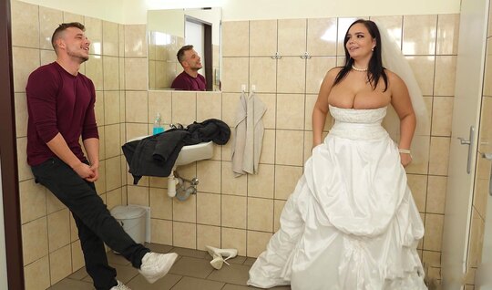 Невеста с большими сиськами изменяет жениху перед свадьбой